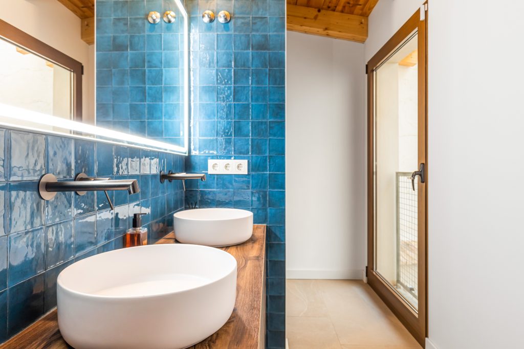 Baño con diseño modernista madera y azulejos